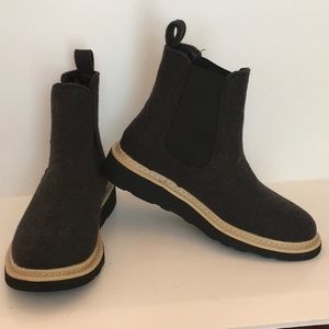 Universal Thread Black/Charcoal Gray Flannel Pull On Boot Size 6 NWOT